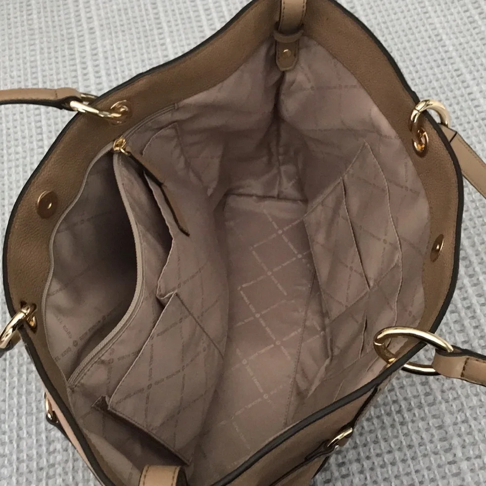 (SOLD). Michael MICHAEL KORS Handbag - Picture 5 of 15